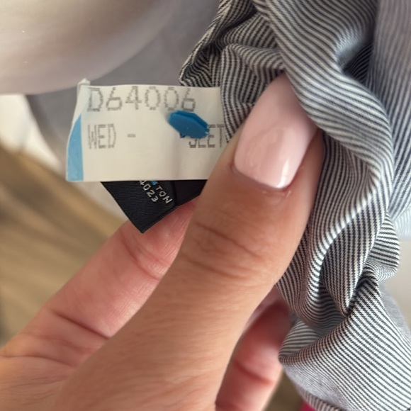 EUC Banana Republic Women’s Stripped Button Down Top - Picture 4 of 5